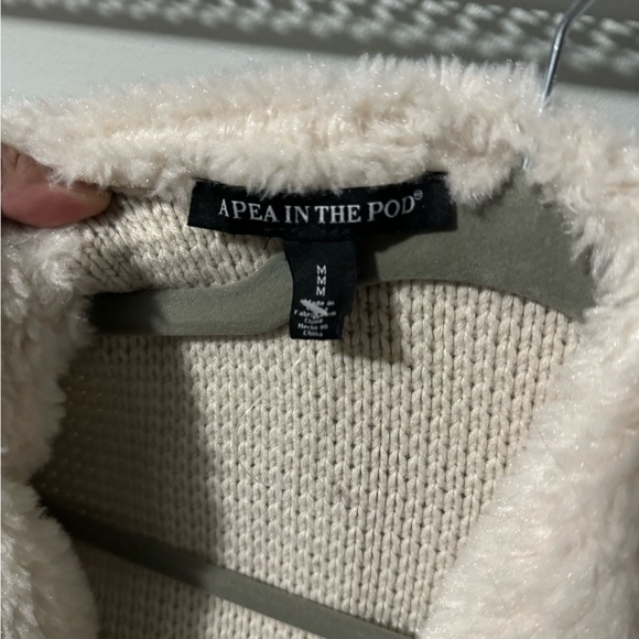 Medium sweater. It’s cozy and warm. Never worn just no tags - Picture 3 of 5